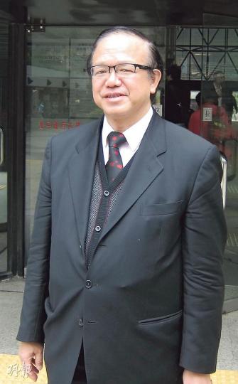 譚兆炳稱7年來要為學校重建資金等事煩心,故無暇處理和閱讀案件的文件,法官斥他應好好準備官司。(林綺琪攝) 譚兆炳稱7年來要為學校重建資金等事煩心,故無暇處理和閱讀案件的文件,法官斥他應好好準備官司。(林綺琪攝)