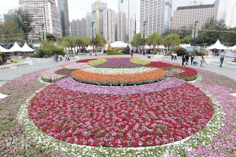 每年吸引大批市民駐足拍攝的鬱金香花圃,今年由長形變身花瓣狀,取名「花團錦簇」,面積相當於去年3倍。花圃亦以立體形式設計,由內到外拾級而上,令層次感更突出。(郭慶輝攝)康文署設計的「春日萬花筒」以「東方之珠」為主軸,圍繞多塊旋轉鏡片,反映下層五顏六色的花朵;每到晚上,鏡片後的射燈會照亮圓球,突出「東方之珠」的意境。(郭慶輝攝)「原野萬花筒」由800名學生共同設計,他們以各式昆蟲作題材,由鮮花砌成的蟻皇蟻后,與蝴蝶、螳螂等結伴同行。(郭慶輝攝) 每年吸引大批市民駐足拍攝的鬱金香花圃,今年由長形變身花瓣狀,取名「花團錦簇」,面積相當於去年3倍。花圃亦以立體形式設計,由內到外拾級而上,令層次感更突出。(郭慶輝攝)康文署設計的「春日萬花筒」以「東方之珠」為主軸,圍繞多塊旋轉鏡片,反映下層五顏六色的花朵;每到晚上,鏡片後的射燈會照亮圓球,突出「東方之珠」的意境。(郭慶輝攝)「原野萬花筒」由800名學生共同設計,他們以各式昆蟲作題材,由鮮花砌成的蟻皇蟻后,與蝴蝶、螳螂等結伴同行。(郭慶輝攝)