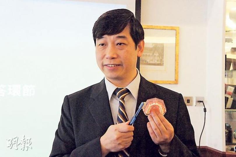 香港大學牙醫學院教授盧展民指出,港人易患牙周病,在於刷牙習慣不當,如時間遠低於標準的最少5分鐘,亦常忽略位置較深入的「死角位」。(梁杏怡攝) 香港大學牙醫學院教授盧展民指出,港人易患牙周病,在於刷牙習慣不當,如時間遠低於標準的最少5分鐘,亦常忽略位置較深入的「死角位」。(梁杏怡攝)