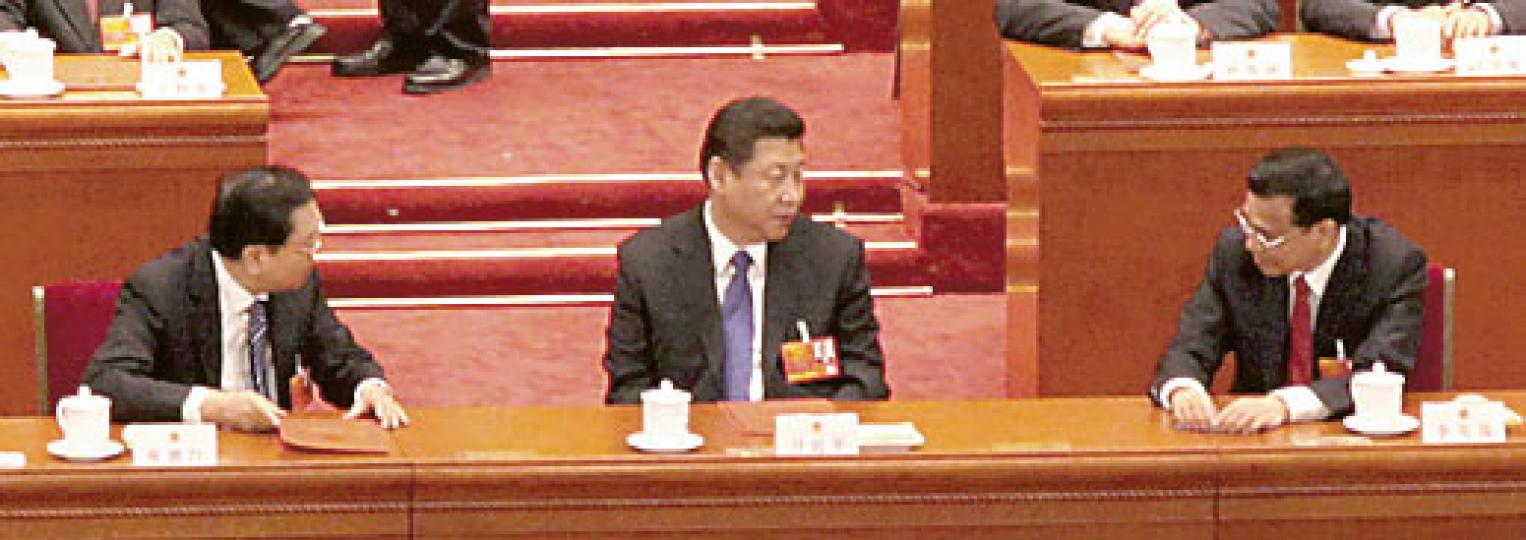 李克强(右)主動和習近平(中)聊天,人大委員長張德江(左)也加入討論。(明報記者攝)王岐山(左)與馬凱(右)頻交談。(明報記者攝) 李克强(右)主動和習近平(中)聊天,人大委員長張德江(左)也加入討論。(明報記者攝)王岐山(左)與馬凱(右)頻交談。(明報記者攝)