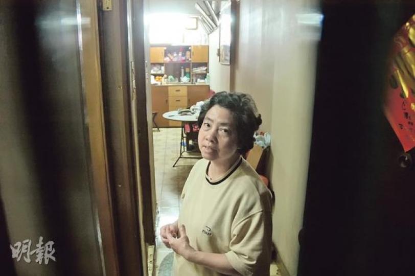 住在大角嘴海興大廈碎屍劏房樓下單位的陳太表示,約4日前開始,每日固定在下午2時至3時聽到樓上傳出如鑽牆及「揼嘢」聲音,「初時以為裝修,家諗番起日日(懷疑有人)喺度鋸屍都幾驚」。(林智傑攝)發生碎屍慘案海興大樓屬無保安、無大閘的「三無大廈」,治安欠佳,案發後警員把守大廈各出入口,記者則在樓下守候最新消息。(葉家豪攝) 住在大角嘴海興大廈碎屍劏房樓下單位的陳太表示,約4日前開始,每日固定在下午2時至3時聽到樓上傳出如鑽牆及「揼嘢」聲音,「初時以為裝修,家諗番起日日(懷疑有人)喺度鋸屍都幾驚」。(林智傑攝)發生碎屍慘案海興大樓屬無保安、無大閘的「三無大廈」,治安欠佳,案發後警員把守大廈各出入口,記者則在樓下守候最新消息。(葉家豪攝)