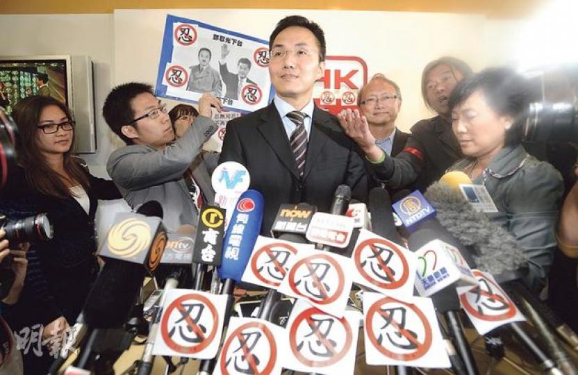 廣播處長鄧忍光(中)出席港台員工大會後,強調沒有發出政治任務,反指自己在政治化的香港下,感受到政治壓力。鄧忍光身前的咪牌貼滿標誌,大都是在場的政黨人士如社民連等貼上的。(余俊亮攝)力指受政治壓力的署理助理廣播處長施永遠(前)獲員工力撐,在記者會中強調若立法會動用特權法調查,他才會交代更多政治壓力的詳情。後排左二為《城市論壇》節目主持謝志峰。(盧翊銘攝)廣播處長鄧忍光昨日出席港台節目製作人員工會召開的員工大會,回應近日有關港台編輯自主的風波,會議閉門進行。鄧忍光(圖)在兩小時會議後,面帶笑容踏出舉 廣播處長鄧忍光(中)出席港台員工大會後,強調沒有發出政治任務,反指自己在政治化的香港下,感受到政治壓力。鄧忍光身前的咪牌貼滿標誌,大都是在場的政黨人士如社民連等貼上的。(余俊亮攝)力指受政治壓力的署理助理廣播處長施永遠(前)獲員工力撐,在記者會中強調若立法會動用特權法調查,他才會交代更多政治壓力的詳情。後排左二為《城市論壇》節目主持謝志峰。(盧翊銘攝)廣播處長鄧忍光昨日出席港台節目製作人員工會召開的員工大會,回應近日有關港台編輯自主的風波,會議閉門進行。鄧忍光(圖)在兩小時會議後,面帶笑容踏出舉