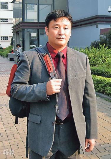 涉以熱奶茶淋妻子的警員曾健榮(圖)昨於觀塘裁判法院受審,他聽審時愁眉深鎖,不時搖頭嘆息。(黃建邦攝)劉姓女事主昨到庭作供,指為家庭甘願放棄事業,卻遭被告曾健榮不斷施襲,形容「皮肉之痛都唔夠個心痛」。辯方律師反指她口供前後不一,質疑她有心「釘死老公」。(黃建邦攝) 涉以熱奶茶淋妻子的警員曾健榮(圖)昨於觀塘裁判法院受審,他聽審時愁眉深鎖,不時搖頭嘆息。(黃建邦攝)劉姓女事主昨到庭作供,指為家庭甘願放棄事業,卻遭被告曾健榮不斷施襲,形容「皮肉之痛都唔夠個心痛」。辯方律師反指她口供前後不一,質疑她有心「釘死老公」。(黃建邦攝)