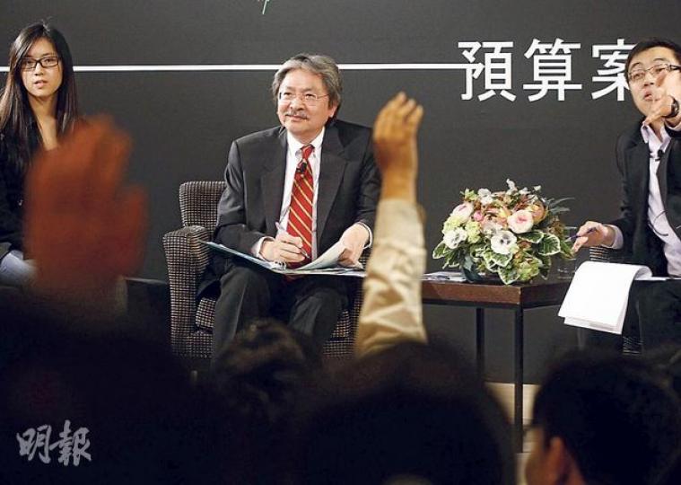 財政司長曾俊華(中)昨出席青協財政預算案論壇時,被問及身體狀况。他在2009年曾因心臟病入院,他昨說香港有很好的醫生,現已記不起問題存在,強調現仍會回母校教劍擊,有很活躍的生活,着大家毋須擔心。(李紹昌攝) 財政司長曾俊華(中)昨出席青協財政預算案論壇時,被問及身體狀况。他在2009年曾因心臟病入院,他昨說香港有很好的醫生,現已記不起問題存在,強調現仍會回母校教劍擊,有很活躍的生活,着大家毋須擔心。(李紹昌攝)