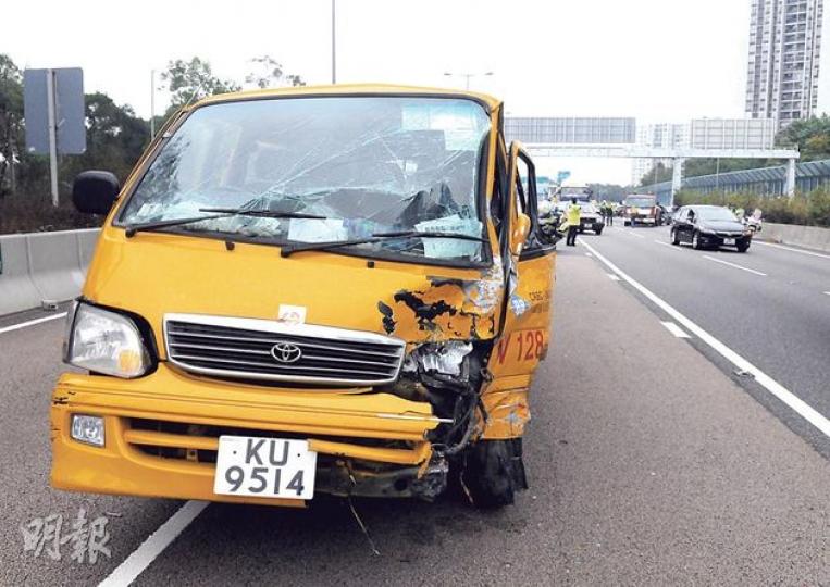 東區走廊3車相撞意外中,工程車左邊車頭亦嚴重損毁。(蔡方山攝) 東區走廊3車相撞意外中,工程車左邊車頭亦嚴重損毁。(蔡方山攝)