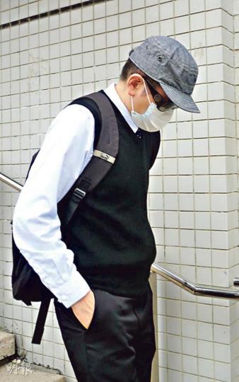 被告梁世章昨戴口罩及帽離開法院,他獲准保釋。(何海棠攝) 被告梁世章昨戴口罩及帽離開法院,他獲准保釋。(何海棠攝)