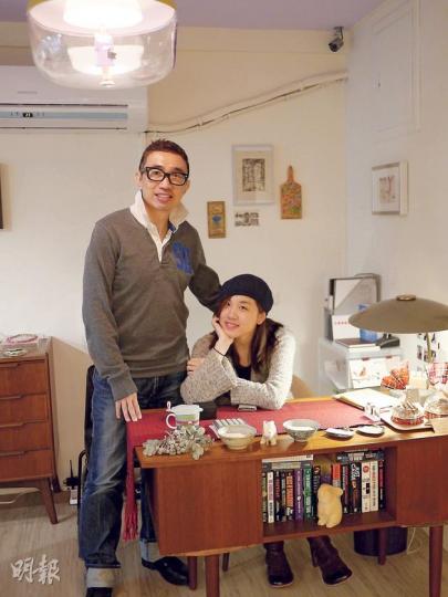 留意到咖啡店吊燈裏高高在上的女王嗎?「婆娑咖啡」的英文名是Canopy,為什麼呢?「王家衛《阿飛正傳》裏飛越熱帶雨林的樹冠,讓人看了舒服坦然。」在細節裏,我們就知道Raymond和Kia來自香港。(黃潔玲攝)吊燈裏的女王(黃潔玲攝)「婆娑咖啡」的椅子都不簡單,「我每張都坐過,確定舒服才買。」店主Raymond說。(黃潔玲攝)「光跳蚤」不像店舖,設有客廳,售賣的小東西放滿四周。(黃潔玲攝)「光跳蚤」物品林林總總,幾十港元就有交易。(黃潔玲攝)「光跳蚤」出售老照片、海報、小玩具、化妝品等。(黃潔玲攝 留意到咖啡店吊燈裏高高在上的女王嗎?「婆娑咖啡」的英文名是Canopy,為什麼呢?「王家衛《阿飛正傳》裏飛越熱帶雨林的樹冠,讓人看了舒服坦然。」在細節裏,我們就知道Raymond和Kia來自香港。(黃潔玲攝)吊燈裏的女王(黃潔玲攝)「婆娑咖啡」的椅子都不簡單,「我每張都坐過,確定舒服才買。」店主Raymond說。(黃潔玲攝)「光跳蚤」不像店舖,設有客廳,售賣的小東西放滿四周。(黃潔玲攝)「光跳蚤」物品林林總總,幾十港元就有交易。(黃潔玲攝)「光跳蚤」出售老照片、海報、小玩具、化妝品等。(黃潔玲攝