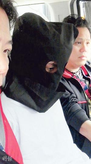 涉嫌弒父並將母親斬至重傷的18歲青年霍×賢,以涉嫌謀殺及傷人被捕。(林智傑攝)疑遭兒子斬至重傷的女事主雙手幾乎斬斷,肺部亦中刀,一度垂危,搶救後略好轉,現於屯門醫院留醫,情况嚴重。(蔡方山攝)警方掩至事發村屋時,男女戶主已浴血昏迷,兩疑兇亦渾身濺血,村屋梯間遺下多灘血迹及用以止血的染血紗布。(林智傑攝)警方在現場檢走兩把染血兇刀。(林智傑攝)為免鞋印干擾調查及損毁血迹等罪證,部分須進出八鄉村屋兇案現場的探員,都穿上特別的白鞋。(伍浦鋒攝)案發的八鄉「散村」一家三口養有兩貓,凌晨兇案發生時兩貓受驚 涉嫌弒父並將母親斬至重傷的18歲青年霍×賢,以涉嫌謀殺及傷人被捕。(林智傑攝)疑遭兒子斬至重傷的女事主雙手幾乎斬斷,肺部亦中刀,一度垂危,搶救後略好轉,現於屯門醫院留醫,情况嚴重。(蔡方山攝)警方掩至事發村屋時,男女戶主已浴血昏迷,兩疑兇亦渾身濺血,村屋梯間遺下多灘血迹及用以止血的染血紗布。(林智傑攝)警方在現場檢走兩把染血兇刀。(林智傑攝)為免鞋印干擾調查及損毁血迹等罪證,部分須進出八鄉村屋兇案現場的探員,都穿上特別的白鞋。(伍浦鋒攝)案發的八鄉「散村」一家三口養有兩貓,凌晨兇案發生時兩貓受驚