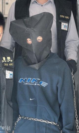 警方昨午2時左右帶同涉殺死父母的Henry到大角嘴角祥街劏房兇案單位重組案情,記者現場所見,Henry眼神詭異。(葉家豪攝)疑犯Henry因涉弒雙親兼把他們肢解,被網民痛斥是禽獸,警方昨帶他到浪澄灣海濱重組案情時,近30名警員手拉手圍圈包圍他,把記者遠遠隔開。(葉家豪攝)警方昨把涉弒親的29歲疑犯Henry押返現場重組案情並錄影,疑犯涉在圖中的浪澄灣海傍樓梯把父母部分殘肢拋進海中。(葉家豪攝) 警方昨午2時左右帶同涉殺死父母的Henry到大角嘴角祥街劏房兇案單位重組案情,記者現場所見,Henry眼神詭異。(葉家豪攝)疑犯Henry因涉弒雙親兼把他們肢解,被網民痛斥是禽獸,警方昨帶他到浪澄灣海濱重組案情時,近30名警員手拉手圍圈包圍他,把記者遠遠隔開。(葉家豪攝)警方昨把涉弒親的29歲疑犯Henry押返現場重組案情並錄影,疑犯涉在圖中的浪澄灣海傍樓梯把父母部分殘肢拋進海中。(葉家豪攝)