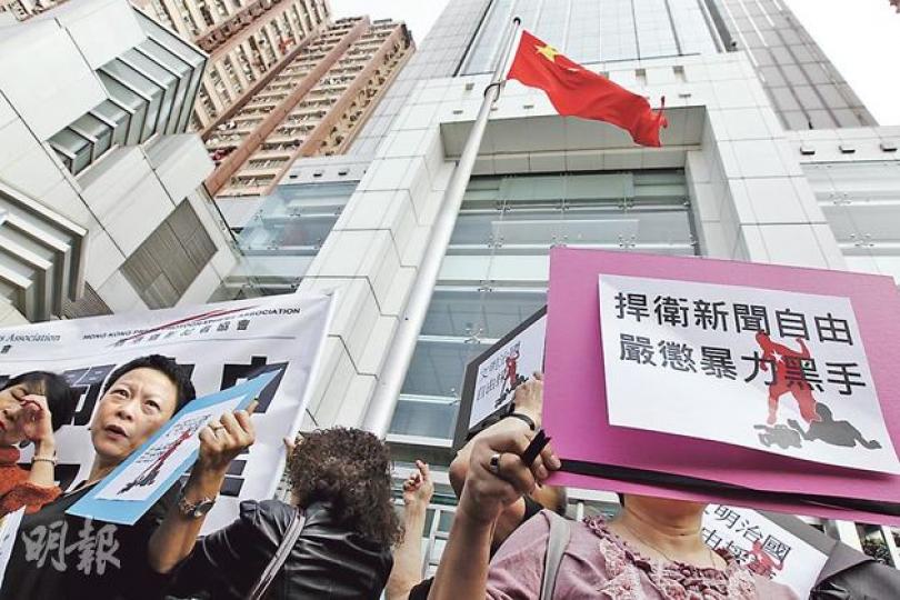 記協昨日發起遊行,抗議香港記者在內地採訪受襲,副主席任美貞(左)指事件嚴重,要求中聯辦及特首梁振英嚴肅處理。(李紹昌攝) 記協昨日發起遊行,抗議香港記者在內地採訪受襲,副主席任美貞(左)指事件嚴重,要求中聯辦及特首梁振英嚴肅處理。(李紹昌攝)
