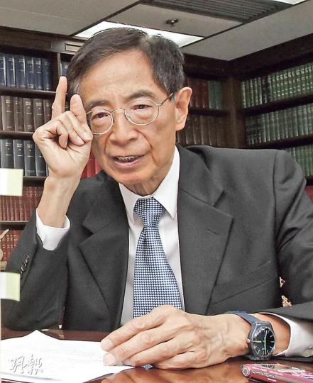 民主黨李柱銘擔心,若民主派嘆慢板,待政府推出有篩選的特首選舉,讓市民一人一票選擇,屆時民主派便要面對兩難,一是接受篩選但市民可以普選,若否決便只剩下現時的小圈子選舉。(李紹昌攝) 民主黨李柱銘擔心,若民主派嘆慢板,待政府推出有篩選的特首選舉,讓市民一人一票選擇,屆時民主派便要面對兩難,一是接受篩選但市民可以普選,若否決便只剩下現時的小圈子選舉。(李紹昌攝)