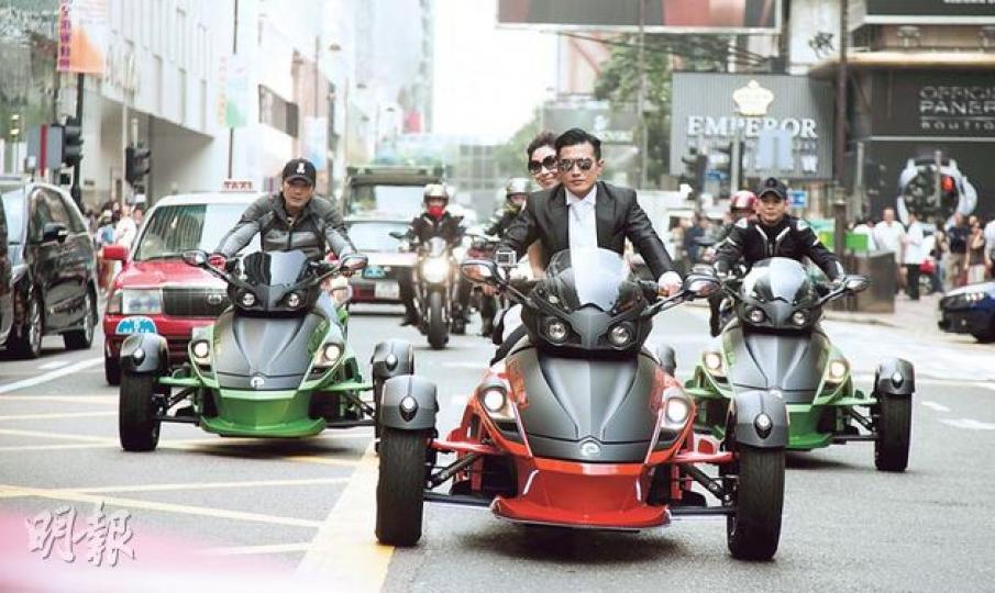 黃長興與太太Peggy坐着機動三輪車,率領方中信(左)、吳家樂(右)組成的車隊到尖沙嘴巡遊。(攝影:梁迺楠)黃長興與太太Peggy將會到法國及夏威夷度蜜月,他們笑言會努力造人。(攝影:梁迺楠)黃長興與太太情深連吻4次,幸福滿瀉。(攝影:梁迺楠)黃長興與太太向長輩跪地斟茶時感動落淚。(攝影:梁迺楠)穿上傳統中式禮服的黃長興迎接太太Peggy,充滿喜慶氣氛。(攝影:梁迺楠)接新娘時,兄弟團被迫穿上「比堅尼」,非常搞笑。(攝影:梁迺楠)邵美琪與男友施祖男祝新郎新娘永結同心。(攝影:梁迺楠)陳志雲展示與 黃長興與太太Peggy坐着機動三輪車,率領方中信(左)、吳家樂(右)組成的車隊到尖沙嘴巡遊。(攝影:梁迺楠)黃長興與太太Peggy將會到法國及夏威夷度蜜月,他們笑言會努力造人。(攝影:梁迺楠)黃長興與太太情深連吻4次,幸福滿瀉。(攝影:梁迺楠)黃長興與太太向長輩跪地斟茶時感動落淚。(攝影:梁迺楠)穿上傳統中式禮服的黃長興迎接太太Peggy,充滿喜慶氣氛。(攝影:梁迺楠)接新娘時,兄弟團被迫穿上「比堅尼」,非常搞笑。(攝影:梁迺楠)邵美琪與男友施祖男祝新郎新娘永結同心。(攝影:梁迺楠)陳志雲展示與