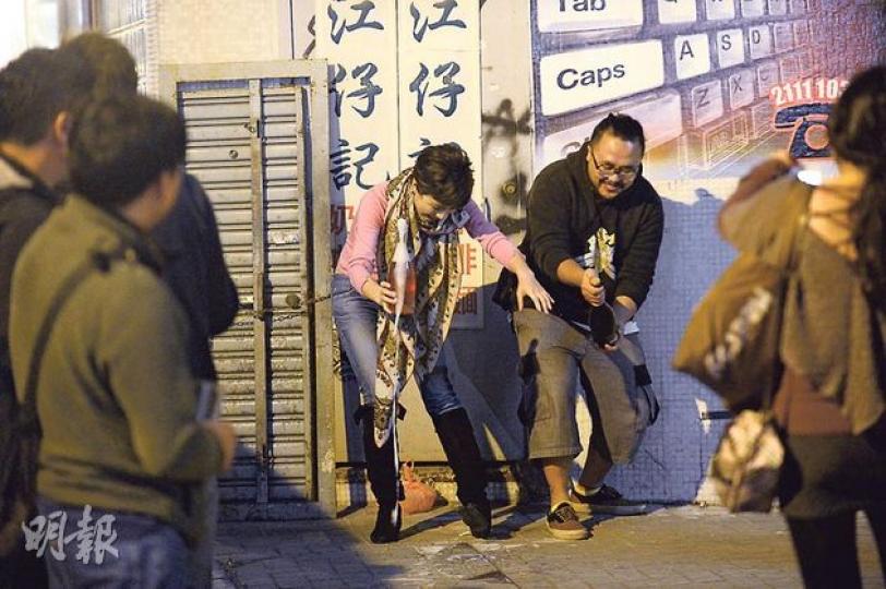 陳茵媺與導演開香檳慶祝拍竣《單戀雙城》,弄致地下濕漉漉,下次會否改為飲咖啡慶祝呢?(攝影:黃梓烜、李維隆)陳茵媺、高海寧舉杯慶祝拍完《單戀雙城》,不少人舉機拍照。(攝影:黃梓烜、李維隆)陳茵媺完成最後一場眺望的戲分,順利收工。(攝影:黃梓烜、李維隆) 陳茵媺與導演開香檳慶祝拍竣《單戀雙城》,弄致地下濕漉漉,下次會否改為飲咖啡慶祝呢?(攝影:黃梓烜、李維隆)陳茵媺、高海寧舉杯慶祝拍完《單戀雙城》,不少人舉機拍照。(攝影:黃梓烜、李維隆)陳茵媺完成最後一場眺望的戲分,順利收工。(攝影:黃梓烜、李維隆)
