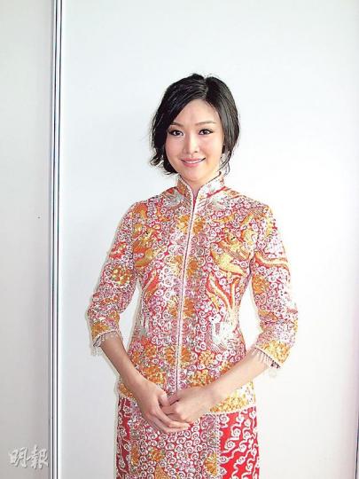 穿上裙褂的葉翠翠坦言恨結婚,希望不會等太久。(攝影/記者﹕柯美) 穿上裙褂的葉翠翠坦言恨結婚,希望不會等太久。(攝影/記者﹕柯美)