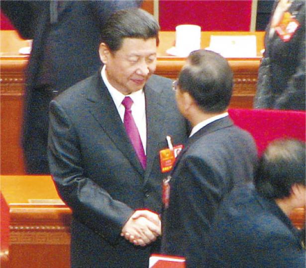 散場時,溫家寶(右,背對鏡頭者)特意走快兩步與習近平握手。(明報記者攝) 散場時,溫家寶(右,背對鏡頭者)特意走快兩步與習近平握手。(明報記者攝)