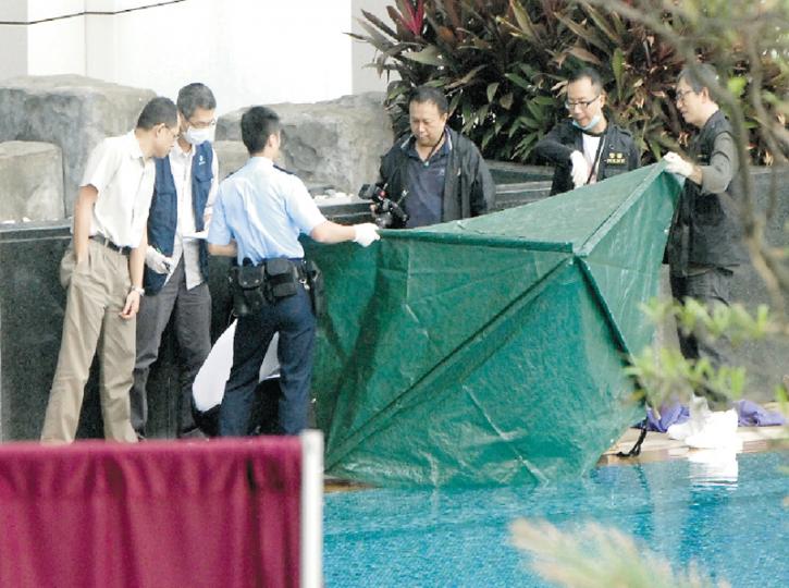 49歲婦人黃淑勤涉斬死同居男友彭熾輝後,再從君臨天下第3座77樓複式單位中一躍而下,直跌落泳池死亡,圖為警方人員事後檢視被抬至泳池邊的屍體。(伍浦鋒攝)君臨天下雙屍命案中,49歲富商彭熾輝被與他誕下一子的女伴亂刀斬死,身上有逾100多個刀傷,警方事後於單位檢獲兩把染血菜刀及一把切肉刀。(伍浦鋒攝)雙屍命案發生後,一名外籍男子在場協助警員調查。(林耀華攝)警方在案發附近花槽發現一染血iPhone 4S手機,未知是否屬於女死者。(林智傑攝) 49歲婦人黃淑勤涉斬死同居男友彭熾輝後,再從君臨天下第3座77樓複式單位中一躍而下,直跌落泳池死亡,圖為警方人員事後檢視被抬至泳池邊的屍體。(伍浦鋒攝)君臨天下雙屍命案中,49歲富商彭熾輝被與他誕下一子的女伴亂刀斬死,身上有逾100多個刀傷,警方事後於單位檢獲兩把染血菜刀及一把切肉刀。(伍浦鋒攝)雙屍命案發生後,一名外籍男子在場協助警員調查。(林耀華攝)警方在案發附近花槽發現一染血iPhone 4S手機,未知是否屬於女死者。(林智傑攝)