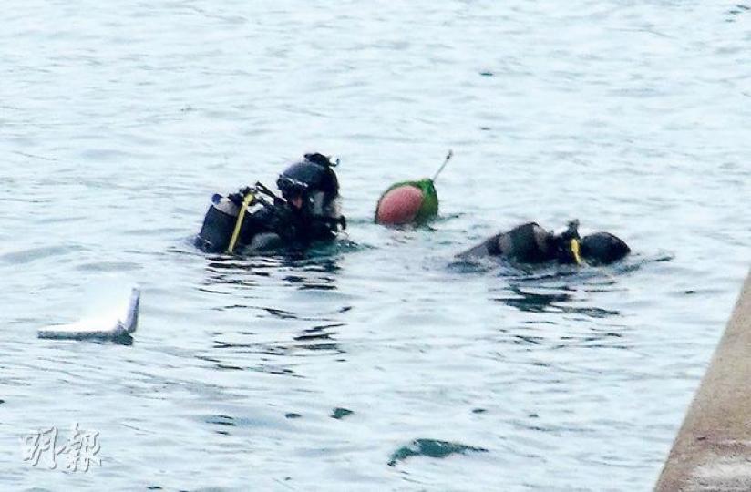 警方「水鬼隊」昨上午到大角嘴浪澄灣打撈碎屍案的殘肢,搜尋3小時後暫未有發現。(林智傑攝)警方蛙人昨於浪澄灣對出海面搜索逾3小時,仍未找到疑是兩死者的殘肢,相信有關殘肢或已冲走。(林智傑攝) 警方「水鬼隊」昨上午到大角嘴浪澄灣打撈碎屍案的殘肢,搜尋3小時後暫未有發現。(林智傑攝)警方蛙人昨於浪澄灣對出海面搜索逾3小時,仍未找到疑是兩死者的殘肢,相信有關殘肢或已冲走。(林智傑攝)