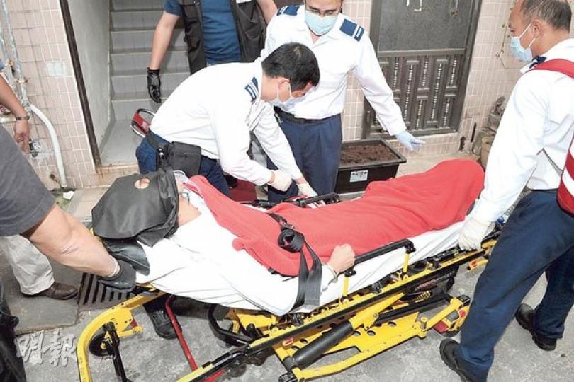 疑兇「阿賢」在兇案現場重組案情期間,突然情緒激動,需送院治理,其間雙拳仍一直緊握。(衛永康攝)19歲「阿天」(圖)涉嫌助舊同學斬其雙親,昨被控企圖謀殺罪。阿天昨於博愛醫院留醫,雙手嚴重受傷及扣上手銬,他向記者稱「我無殺人」,又指案發時「我瞓緊覺」。(明報記者攝) 疑兇「阿賢」在兇案現場重組案情期間,突然情緒激動,需送院治理,其間雙拳仍一直緊握。(衛永康攝)19歲「阿天」(圖)涉嫌助舊同學斬其雙親,昨被控企圖謀殺罪。阿天昨於博愛醫院留醫,雙手嚴重受傷及扣上手銬,他向記者稱「我無殺人」,又指案發時「我瞓緊覺」。(明報記者攝)