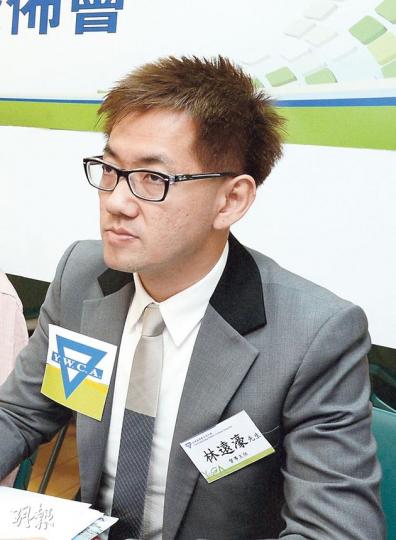 香港基督教女青年會就業服務督導主任林遠濠(右一)表示,青少年失業期間易失自信,故社工會助其「撻着團火」,以及建立長遠目標。(盧翊銘攝) 香港基督教女青年會就業服務督導主任林遠濠(右一)表示,青少年失業期間易失自信,故社工會助其「撻着團火」,以及建立長遠目標。(盧翊銘攝)