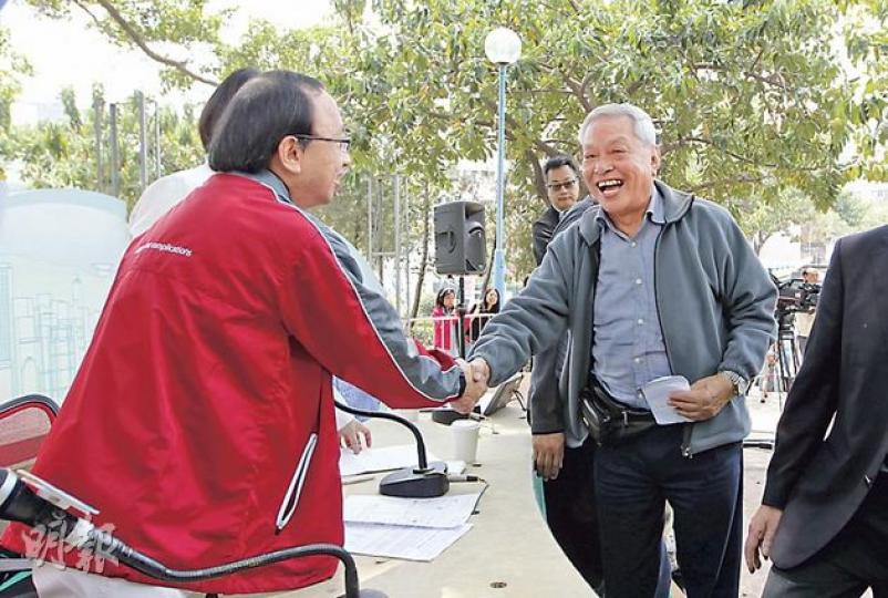 噚日自爆患末期癌症嘅「維園阿伯」許金池(右)據聞做過演員,雖然佢唔同意港大法律學院助理教授張達明(左)論點,不過節目後雙方都好有禮貌握手。(李澤彤攝) 噚日自爆患末期癌症嘅「維園阿伯」許金池(右)據聞做過演員,雖然佢唔同意港大法律學院助理教授張達明(左)論點,不過節目後雙方都好有禮貌握手。(李澤彤攝)