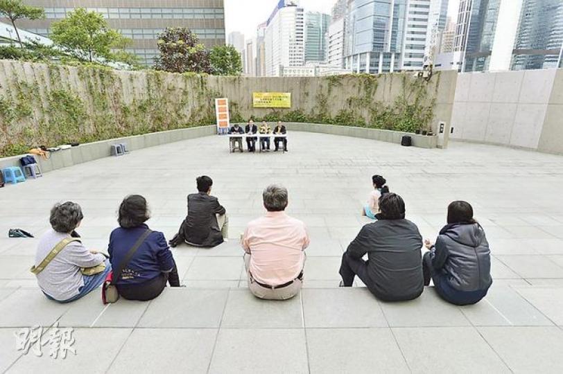 愛國愛港嘅「愛中港青年文化社團聯會」,噚日喺金鐘政府總部東翼廣場搞咗個房屋論壇,只有小貓數隻,反應幾冷清。(鄧宗弘攝) 愛國愛港嘅「愛中港青年文化社團聯會」,噚日喺金鐘政府總部東翼廣場搞咗個房屋論壇,只有小貓數隻,反應幾冷清。(鄧宗弘攝)
