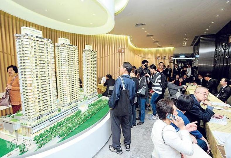 粉嶺逸峯周六日合共售出約56伙,全盤累計賣出逾350伙,套現逾15億元,圖為該盤在尖沙嘴美麗華商場的售樓處。(尹錦恩攝) 粉嶺逸峯周六日合共售出約56伙,全盤累計賣出逾350伙,套現逾15億元,圖為該盤在尖沙嘴美麗華商場的售樓處。(尹錦恩攝)