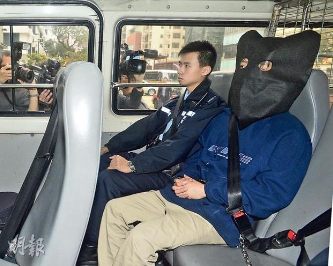 涉嫌伙同友人殺害雙親然後碎屍的被告周凱亮(右),被控兩項謀殺罪,昨由囚車押解到九龍城裁判法院提訊。庭上所見他顯得疲憊,但神情冷靜。(鄧宗弘攝)重案組探員昨日再到大角嘴海興大廈碎屍案現場劏房調查,帶走大批證物,包括兩個相信是疑兇用作收藏死者夫婦頭顱的雪櫃。(衛永康攝) 涉嫌伙同友人殺害雙親然後碎屍的被告周凱亮(右),被控兩項謀殺罪,昨由囚車押解到九龍城裁判法院提訊。庭上所見他顯得疲憊,但神情冷靜。(鄧宗弘攝)重案組探員昨日再到大角嘴海興大廈碎屍案現場劏房調查,帶走大批證物,包括兩個相信是疑兇用作收藏死者夫婦頭顱的雪櫃。(衛永康攝)