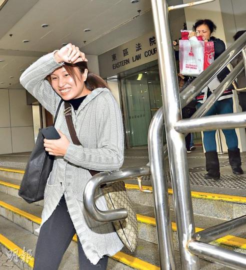 事主陳麗萍的胞姊陳麗娜（左）在庭上坦言，胞妹與「龍友」張樹明的口供出入極大，有很多問題欲要求張澄清，惟張已移民，「一去無回頭」。（鄧宗弘攝）