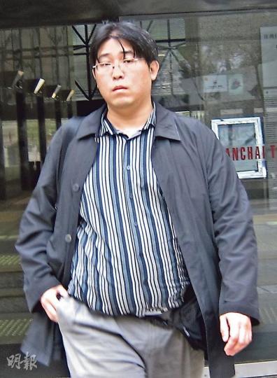 事主傅元豪（圖）昨離開法庭時發現有記者拍照，即將手伸向女記者頭部，作勢要打對方。（林綺琪攝）