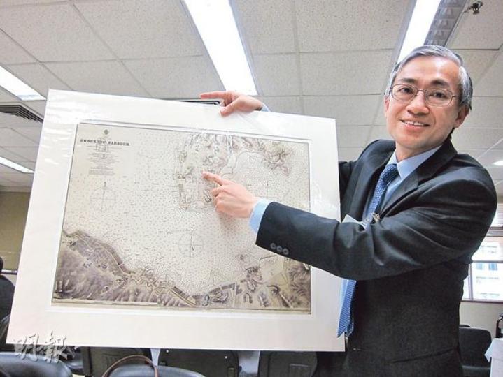 天文台長岑智明（圖）數月前向一名本地收藏家買了一幅舊地圖，圖中清楚顯示天文台開台早期的建築物佈局，他指着之處顯示出尖沙嘴天文台總部旁邊有一幢建築物，追查下發現是首任台長觀星的地方，亦即是現時酒吧林立的諾士佛台。（馬耀森攝）