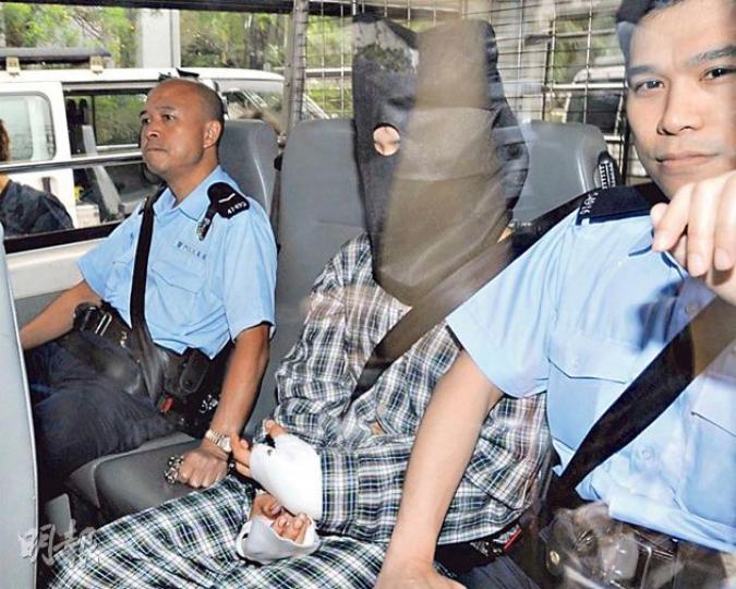八鄉弒親案中被告陳明天前日下午出院,他昨雙手裹纏紗布,乘警車到屯門裁判法院應訊。(葉家豪攝) 八鄉弒親案中被告陳明天前日下午出院,他昨雙手裹纏紗布,乘警車到屯門裁判法院應訊。(葉家豪攝)
