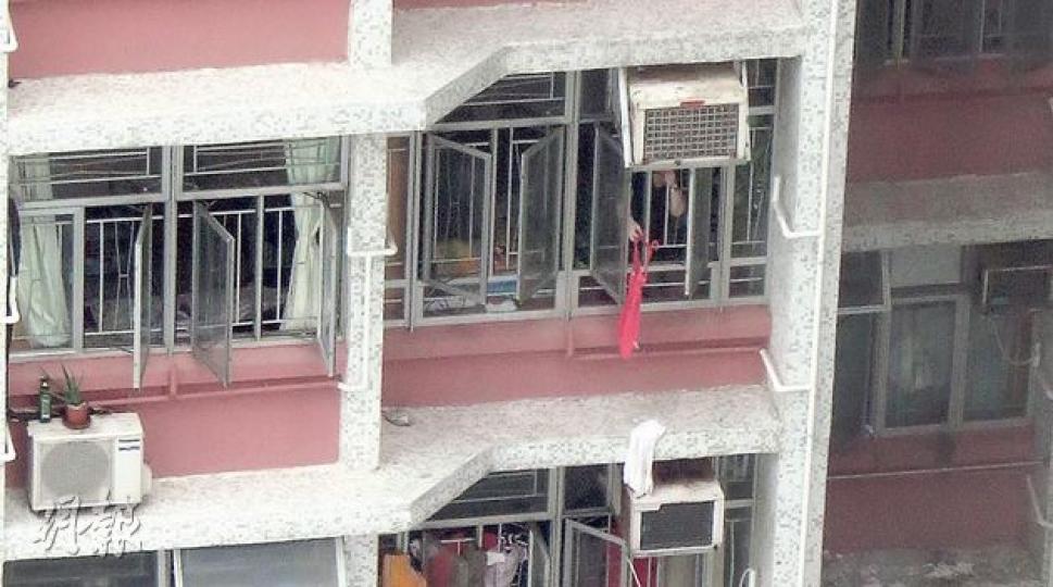 火警時濃煙從走廊湧向各樓層和單位,有居民被困家中,揮動紅色衣物吸引救援人員注意。(林耀華攝)陳女士(左)說起火警猶有餘悸,她說與前來通知火警的鄰居一同躲家中「避難」,以濕毛巾塞住門隙,走到窗前揮動毛巾,最後以濕大毛巾一起逃命。(林耀華攝) 火警時濃煙從走廊湧向各樓層和單位,有居民被困家中,揮動紅色衣物吸引救援人員注意。(林耀華攝)陳女士(左)說起火警猶有餘悸,她說與前來通知火警的鄰居一同躲家中「避難」,以濕毛巾塞住門隙,走到窗前揮動毛巾,最後以濕大毛巾一起逃命。(林耀華攝)