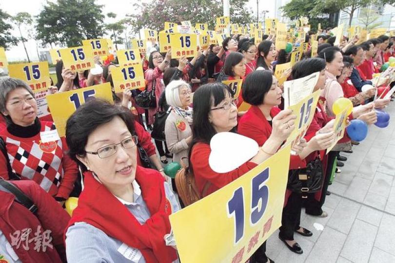「爭取15年免費教育大聯盟」逾200名代表,昨身穿象徵「赤子心」的紅衣向教局請願,並遞交逾5萬名幼師、家長及學者聯署聲明,要求當局勿再採「拖字訣」,應盡快切實推行免費幼教。(李紹昌攝) 「爭取15年免費教育大聯盟」逾200名代表,昨身穿象徵「赤子心」的紅衣向教局請願,並遞交逾5萬名幼師、家長及學者聯署聲明,要求當局勿再採「拖字訣」,應盡快切實推行免費幼教。(李紹昌攝)