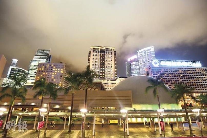 尖沙嘴太空館附近有大量酒店和商廈，造成嚴重光污染。圖為記者昨晚7時許用1/6秒快門、光圈f4拍攝，當時天雨過後，上空滿佈密雲。（李澤彤攝）
