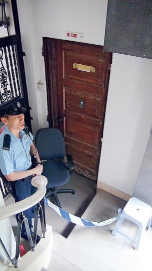 大坑道豪宅患唐氏綜合症的52歲主人疑被外傭謀殺，重案組探員連續兩天到大宅蒐證，單位外24小時有警員把守。（林智傑攝）灣仔重案組多名探員昨凌晨在大坑道58號大宅蒐證，檢走多條窗簾繩、電話連電話繩，不排除有人以此勒殺死者。（蔡方山攝）