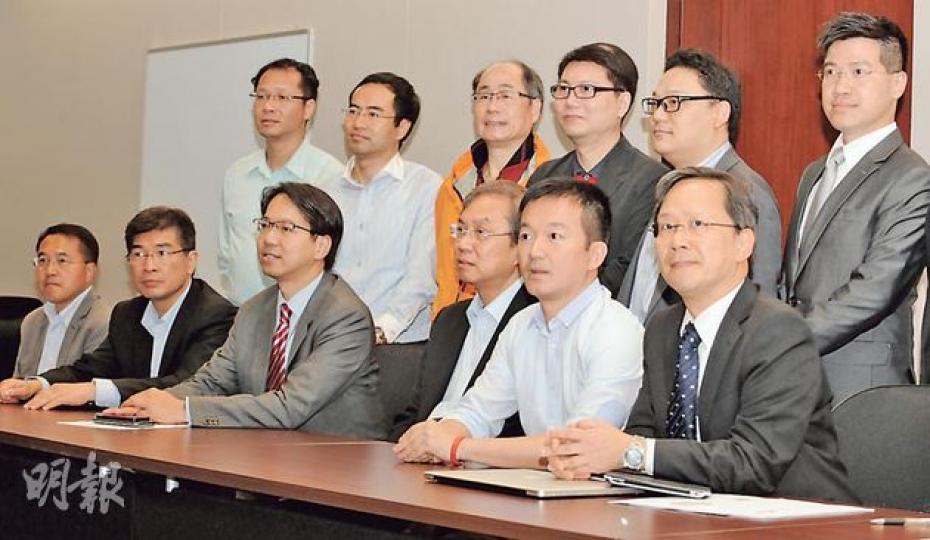 真普選聯盟今日正式成立,昨日首次出席預備會議的人民力量主席劉嘉鴻(後右二)說,預視未來與其他泛民合作會出現困難,但目前希望先有一個公開平台共同推動民主。前排右三是真普聯召集人鄭宇碩。(劉焌陶攝) 真普選聯盟今日正式成立,昨日首次出席預備會議的人民力量主席劉嘉鴻(後右二)說,預視未來與其他泛民合作會出現困難,但目前希望先有一個公開平台共同推動民主。前排右三是真普聯召集人鄭宇碩。(劉焌陶攝)