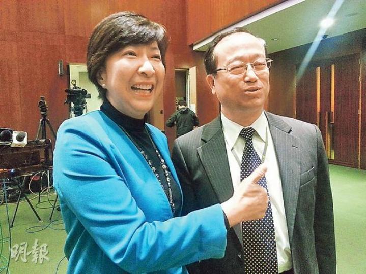 陳鑑林（右）喺政府2月推出最新工商舖交易即時繳稅「辣招」前賣舖套現，佢噚日喺立法會向記者解畫，話事前收唔到消息，賣舖係巧合，蔣麗芸（左）就高舉拇指大讚陳「叻仔」，仲話佢應該請大家食餐好喎。（林凱旻攝）
