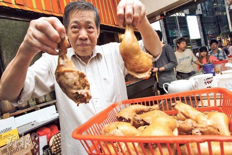 75歲的丹麥餅店東主吳國強說，他們以每隻售價14元的雞髀馳名，若加租，每款小吃或要加價1元。（李紹昌攝）位於銅鑼灣禮頓道禮信大廈地下的丹麥餅店，其舖面雖殘舊，每日卻吸引很多街坊與學生光顧。（李紹昌攝）