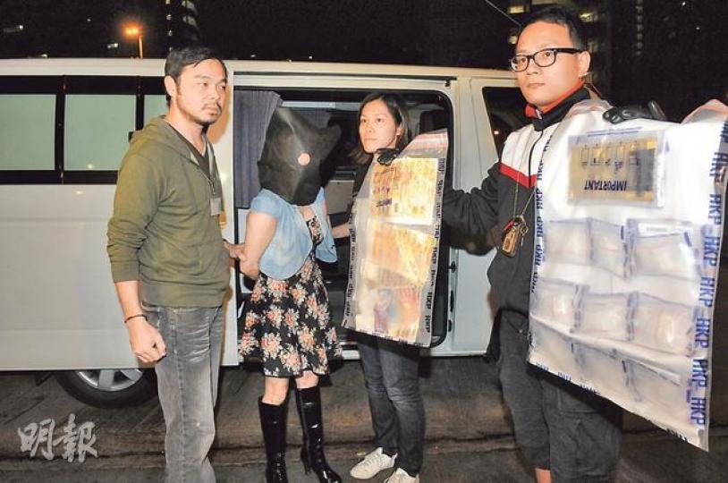 警方拘捕一名持雙程證女子(左二),懷疑她被不法分子僱用販毒,並在她身上搜出約重240克市值約18萬元懷疑「冰」毒,以及一批鈔票證物。(蔡方山攝) 警方拘捕一名持雙程證女子(左二),懷疑她被不法分子僱用販毒,並在她身上搜出約重240克市值約18萬元懷疑「冰」毒,以及一批鈔票證物。(蔡方山攝)