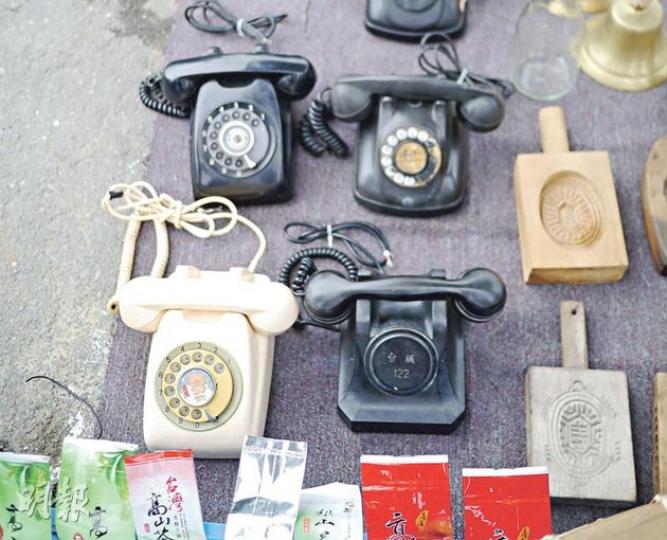 小時候家裏用的電話，丟了換了，現在久別重逢，還真有恍如昨日的熟悉。（黃潔玲攝）