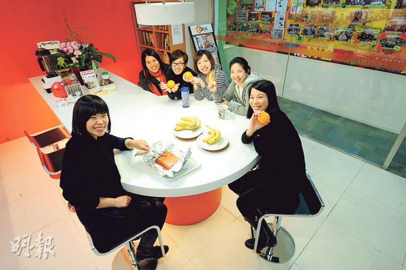 澳加光學近幾年推出了一系列以人為本的措施和福利,大大提升了員工歸屬感、減低了流失率。圖為採訪當日,其員工開心地準備下午茶。(尹錦恩攝)讓員工開心,並非每項福利都要大灑金錢,如澳加光學的茶水間就採用電蒸爐(圖),而非微波爐。該公司還提供亞麻籽和黃薑粉(下圖),讓員工加進飲品中。(尹錦恩攝) 澳加光學近幾年推出了一系列以人為本的措施和福利,大大提升了員工歸屬感、減低了流失率。圖為採訪當日,其員工開心地準備下午茶。(尹錦恩攝)讓員工開心,並非每項福利都要大灑金錢,如澳加光學的茶水間就採用電蒸爐(圖),而非微波爐。該公司還提供亞麻籽和黃薑粉(下圖),讓員工加進飲品中。(尹錦恩攝)