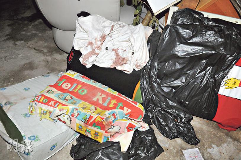 八鄉弒父兇案現場大批染血衣履及物品前日被清潔工人放入黑膠袋棄於垃圾站,至昨凌晨記者仍見垃圾站內有小量血衣未被清理。(蔡方山攝) 八鄉弒父兇案現場大批染血衣履及物品前日被清潔工人放入黑膠袋棄於垃圾站,至昨凌晨記者仍見垃圾站內有小量血衣未被清理。(蔡方山攝)