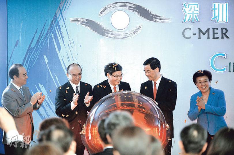 眼科名醫林順潮(中)集資2億港元,在深圳開設首間港人獨資的眼科醫院,昨日開幕,特首梁振英(右二)、深圳市長許勤(左二)及中聯辦副主任殷曉靜(右一)等到賀。林順潮期望,辦醫院經驗能將港式管理發展至內地醫療。(盧翊銘攝)(明報製圖) 眼科名醫林順潮(中)集資2億港元,在深圳開設首間港人獨資的眼科醫院,昨日開幕,特首梁振英(右二)、深圳市長許勤(左二)及中聯辦副主任殷曉靜(右一)等到賀。林順潮期望,辦醫院經驗能將港式管理發展至內地醫療。(盧翊銘攝)(明報製圖)