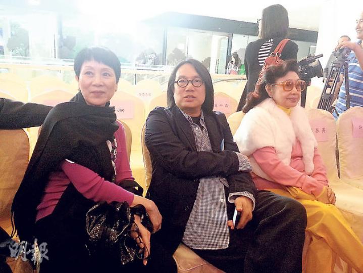 林順潮獨資在深圳設眼科醫院昨開幕,各界名人撐場,藝人陳寶珠(左)及名伶白雪仙(右)亦為座上客,二人都表示曾找林看症多年。(梁杏怡攝) 林順潮獨資在深圳設眼科醫院昨開幕,各界名人撐場,藝人陳寶珠(左)及名伶白雪仙(右)亦為座上客,二人都表示曾找林看症多年。(梁杏怡攝)