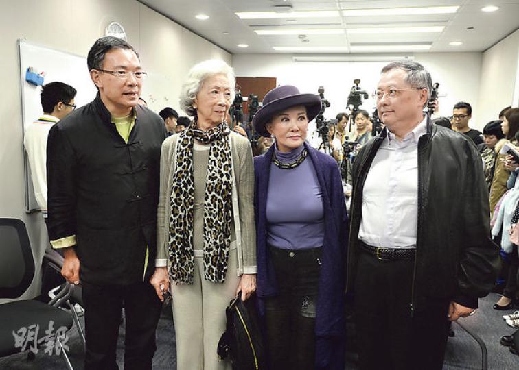 資深大律師胡漢清同母親莊永楚(左二)嘅家庭糾紛,出動到兩名立法會議員張宇人(右一)同謝偉俊(左一),仲有謝偉俊紅顏知己嘅灣仔區議員白韻琹(右二)。(余俊亮攝) 資深大律師胡漢清同母親莊永楚(左二)嘅家庭糾紛,出動到兩名立法會議員張宇人(右一)同謝偉俊(左一),仲有謝偉俊紅顏知己嘅灣仔區議員白韻琹(右二)。(余俊亮攝)