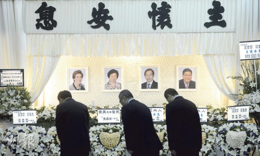埃及熱氣球意外其中4名來自同一家庭的罹難者昨設靈,靈堂前方擺放至親致送的心形花圈,入夜後陸續有親友及官員前來鞠躬致哀,4名死者遺照從左起依次是何愛英、鄧玉玲、何愛明及何愛興。(余俊亮攝) 埃及熱氣球意外其中4名來自同一家庭的罹難者昨設靈,靈堂前方擺放至親致送的心形花圈,入夜後陸續有親友及官員前來鞠躬致哀,4名死者遺照從左起依次是何愛英、鄧玉玲、何愛明及何愛興。(余俊亮攝)