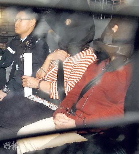 兩名菲傭Domasing(中)及Tampadong(右)被控誤殺,昨由囚車押解上庭,二人在庭上表現冷靜。(李紹昌攝) 兩名菲傭Domasing(中)及Tampadong(右)被控誤殺,昨由囚車押解上庭,二人在庭上表現冷靜。(李紹昌攝)