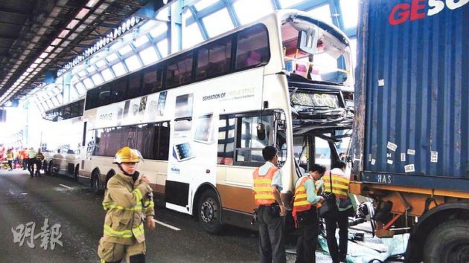 屯門皇珠路昨日發生兩九巴撞路邊「拋錨」貨櫃車車尾,釀27人傷三車串燒嚴重交通意外,其中被夾在中間的66X線九巴車頭嚴重凹毁,車長一度被困,需由消防員救出送院。(林智傑攝)專家估計九巴撞貨櫃車的衝力達10噸,40呎長貨櫃車的貨櫃尾門亦被撞至凹陷變形,幸當時司機未有站貨櫃車尾,否則不堪設想。(林智傑攝)車禍中,肇事66X線九巴姓簡車長(圖)一度重傷被困,由消防員救出送院,經搶救後情况嚴重。(楊嘉欣攝)三車「串燒」交通意外共釀27人受傷,救護員趕至替大批傷者即場急救,部分傷者傷勢較嚴重,需戴上頸箍及氧 屯門皇珠路昨日發生兩九巴撞路邊「拋錨」貨櫃車車尾,釀27人傷三車串燒嚴重交通意外,其中被夾在中間的66X線九巴車頭嚴重凹毁,車長一度被困,需由消防員救出送院。(林智傑攝)專家估計九巴撞貨櫃車的衝力達10噸,40呎長貨櫃車的貨櫃尾門亦被撞至凹陷變形,幸當時司機未有站貨櫃車尾,否則不堪設想。(林智傑攝)車禍中,肇事66X線九巴姓簡車長(圖)一度重傷被困,由消防員救出送院,經搶救後情况嚴重。(楊嘉欣攝)三車「串燒」交通意外共釀27人受傷,救護員趕至替大批傷者即場急救,部分傷者傷勢較嚴重,需戴上頸箍及氧