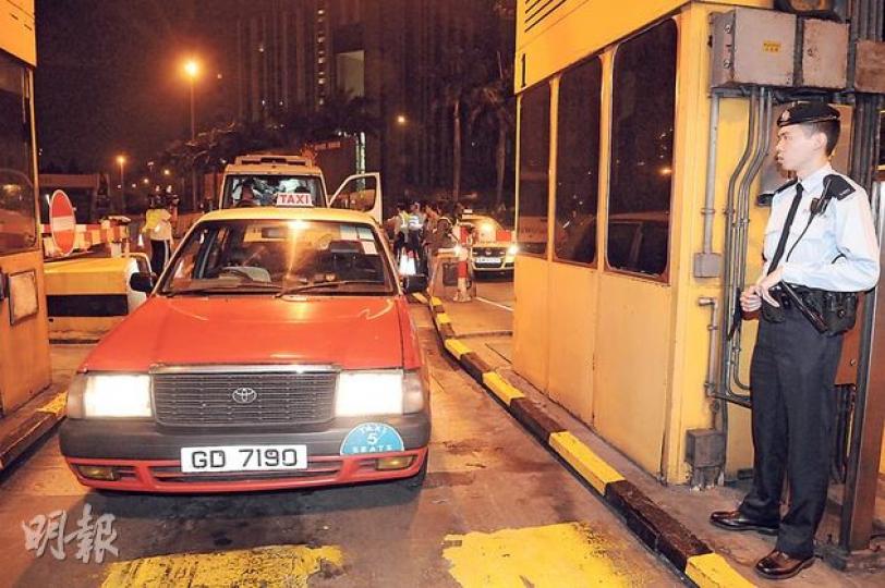 醉酒洋漢駕的士在紅磡海底隧道「遊車河」,半句鐘內三度來回隧道收費亭,最後於人手收費亭被機智勇敢的職員拔車匙截停的士。(蔡方山攝)涉強搶的士往來紅磡海隧的南非籍醉漢被捕後接受酒精呼氣測試,錄得69度,屬最嚴重醉駕級別。他疑受酒精影響,被警員押上警車後仍在傻笑。(蔡方山攝) 醉酒洋漢駕的士在紅磡海底隧道「遊車河」,半句鐘內三度來回隧道收費亭,最後於人手收費亭被機智勇敢的職員拔車匙截停的士。(蔡方山攝)涉強搶的士往來紅磡海隧的南非籍醉漢被捕後接受酒精呼氣測試,錄得69度,屬最嚴重醉駕級別。他疑受酒精影響,被警員押上警車後仍在傻笑。(蔡方山攝)