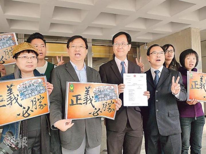 民協林健文(左四)得知選舉呈請獲勝,主席廖成利(右三)等黨友即互相道賀。林指梁偉權若向終院提上訴,案件涉及選舉,關乎公眾利益,法庭亦會盡快處理。(何偉畧攝) 民協林健文(左四)得知選舉呈請獲勝,主席廖成利(右三)等黨友即互相道賀。林指梁偉權若向終院提上訴,案件涉及選舉,關乎公眾利益,法庭亦會盡快處理。(何偉畧攝)